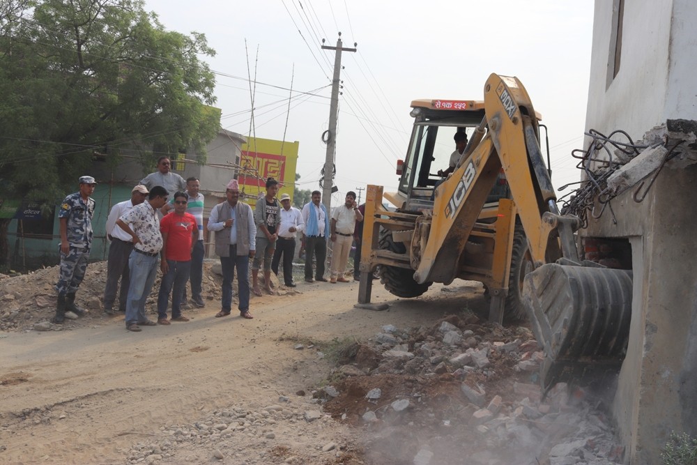 धनगढी भन्सार रोडमा सडक क्षेत्र भित्रका संरचनामा  डोजर चल्यो